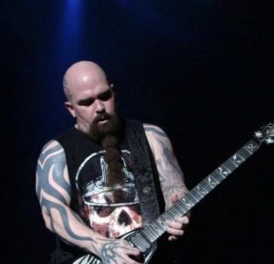 SLAYER’S KERRY KING Gets Signature ‘Overlord’ Guitar From DEAN GUTARS